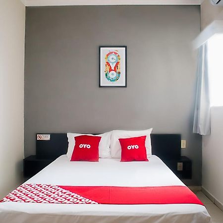 Oyo Cerrado Hotel, Campo Grande Campo Grande  Bagian luar foto A bedroom at an OYO hotel in Jakarta, Indonesia