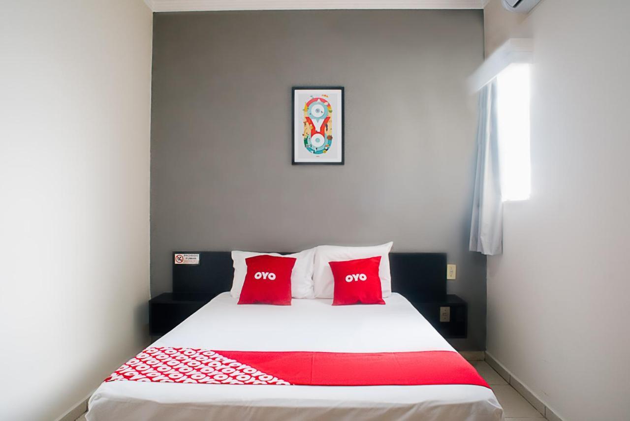 Oyo Cerrado Hotel, Campo Grande Campo Grande  Bagian luar foto A bedroom at an OYO hotel in Jakarta, Indonesia